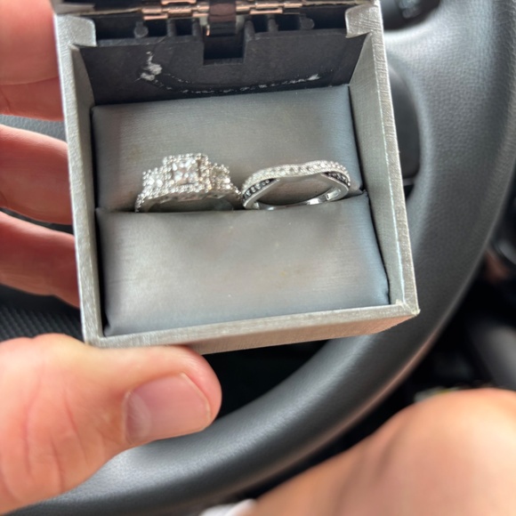 Engagement ring - Picture 2 of 2